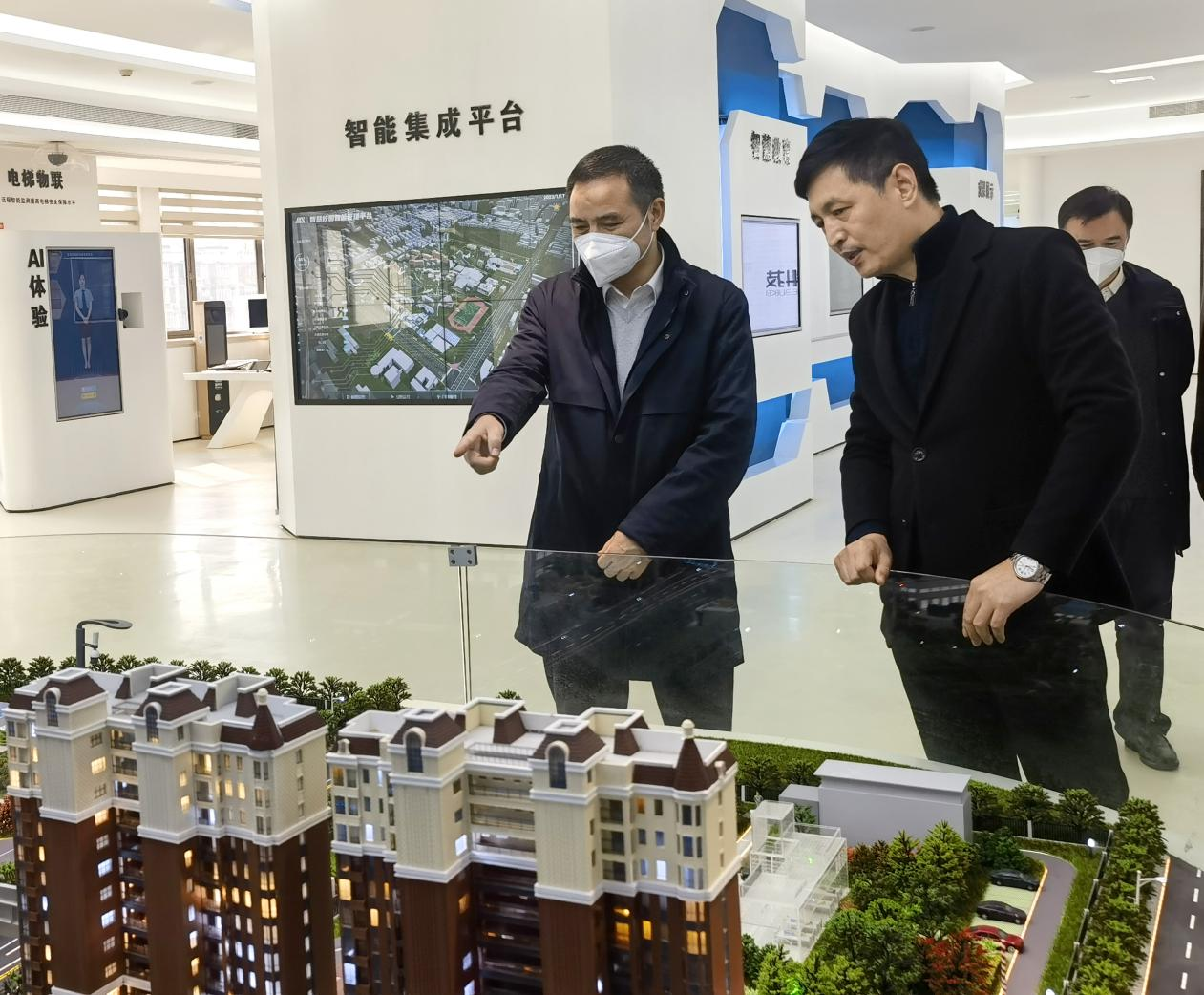1月17日下午， 市工科院新任党委书记、院长吕善功（带队调研院孵化器、园区企业并检查安全生产情况。市工科院副院长陈铭恩，院孵化器公司、相关处室部门同志陪同调研。.png