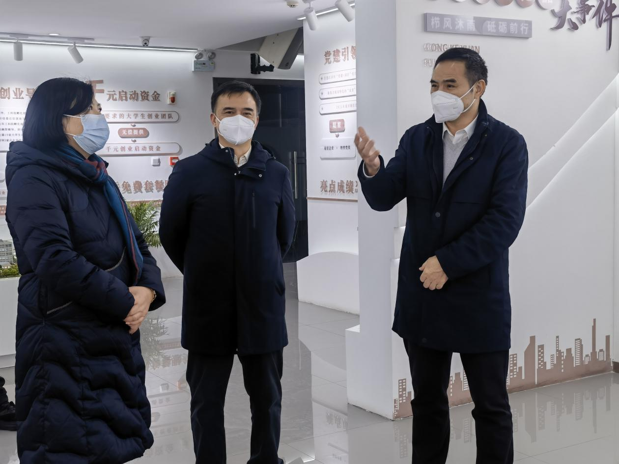 1月17日下午， 市工科院新任党委书记、院长吕善功（右一）带队调研院孵化器、园区企业并检查安全生产情况。市工科院副院长陈铭恩（右二），院孵化器公司、相关处室部门同志陪同调研。.png